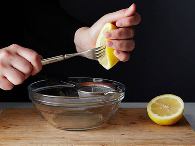 выдавливаем сок лимона с помощью вилки
