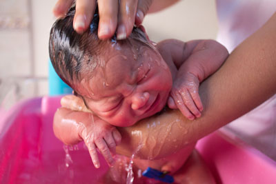 Первое купание новорожденного новорожденного ребенка