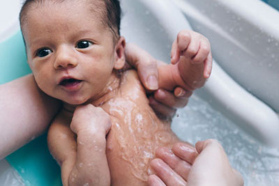Первое купание новорожденного ребенка после роддома