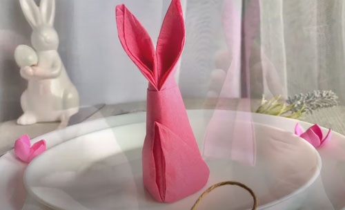 салфетка в виде зайца на Пасху для украшения стола