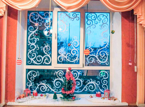 Оригинальные новогодние украшения для дома своими руками на окна 4