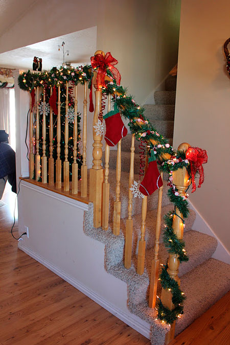 Оригинальные новогодние украшения для дома своими руками для лестницы 2