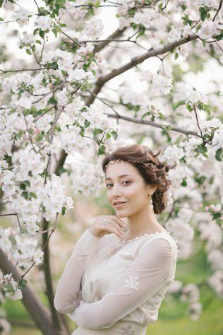 идеи фотосессии в цветущем саду для девушки в Москве 4